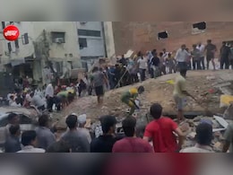 दिल्ली के सत्य निकेतन में गिरी बिल्डिंग से 8 लोगों को निकाला गया, कई अब भी मलबे में दबे, रेस्क्यू जारी