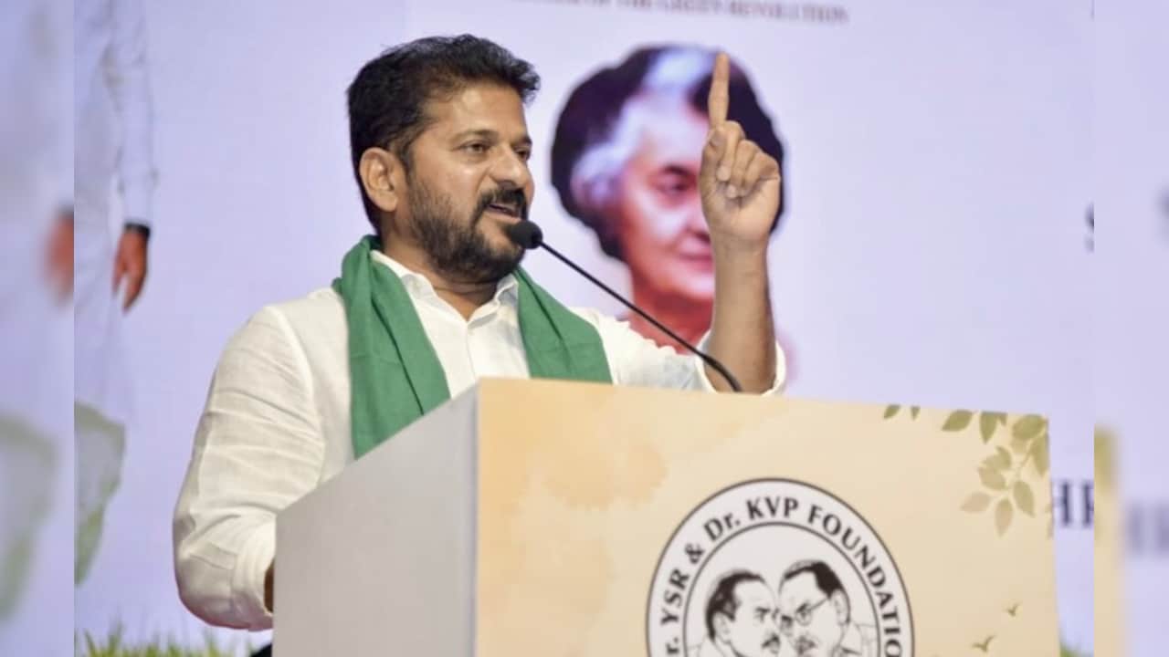 'भारत के भविष्य के लिए गांधी परिवार और संघ परिवार के बीच लड़ाई', रेवंत रेड्डी ने बताया दोनों में क्या है अंतर