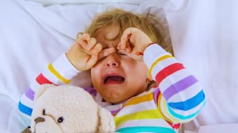 बच्चा नींद में डरता है तो क्या करें? Parenting Expert ने बताया सोते-सोते क्यों डरते हैं बच्चे