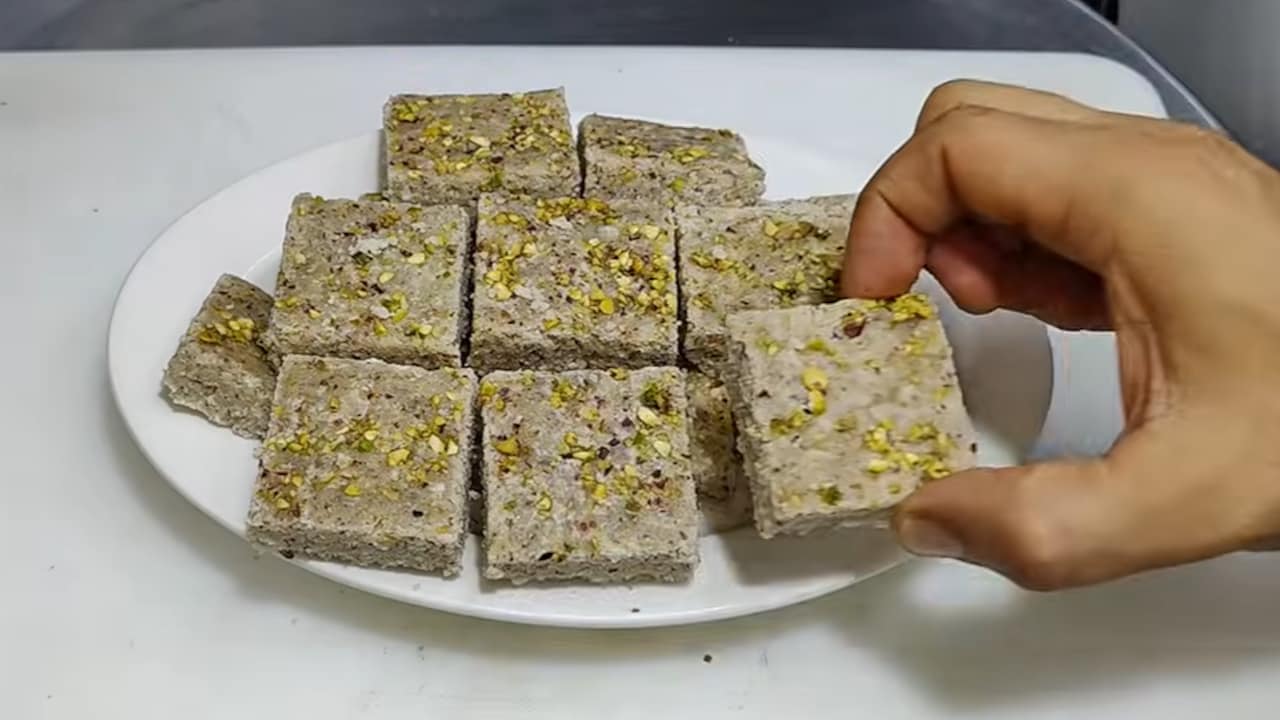 जन्माष्टमी पर लड्डू गोपाल के लिए बनाएं स्पेशल भोग नारियल की बर्फी, मिनटों में होगी तैयार, देखें वीडियो