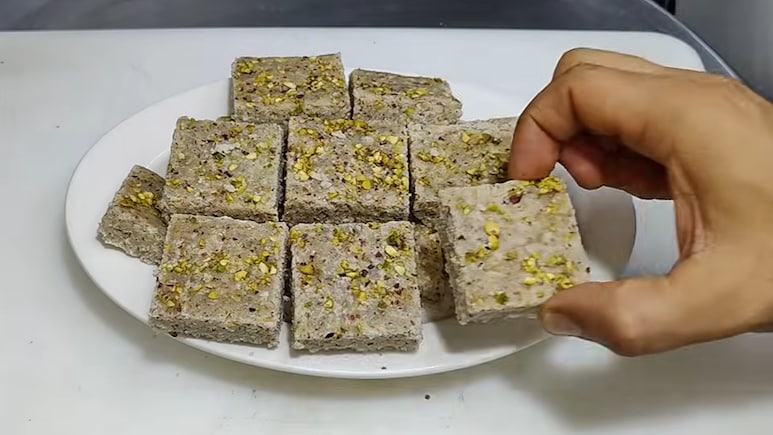 जन्माष्टमी पर लड्डू गोपाल के लिए बनाएं स्पेशल भोग नारियल की बर्फी, मिनटों में होगी तैयार, देखें वीडियो