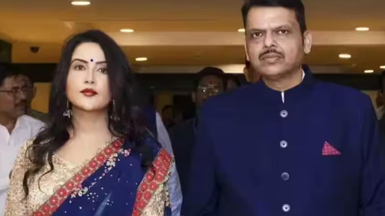 महाराष्ट्र के मुख्यमंत्री देवेंद्र फड़णवीस और उनकी पत्नी अमृता फड़णवीस महाराष्ट्र के मुख्यमंत्री देवेंद्र फड़णवीस और उनकी पत्नी अमृता फड़णवीस