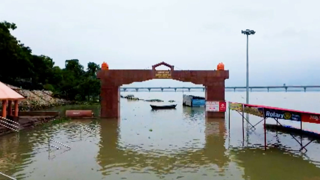 Flood Fury Grips Uttar Pradesh, Over 16,000 Evacuated Across 23 Districts