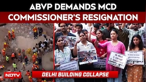 Delhi Building Collapse | ABVP Protest Over The Collapse, Demands MCD Commissioner&rsquo;s Resignation