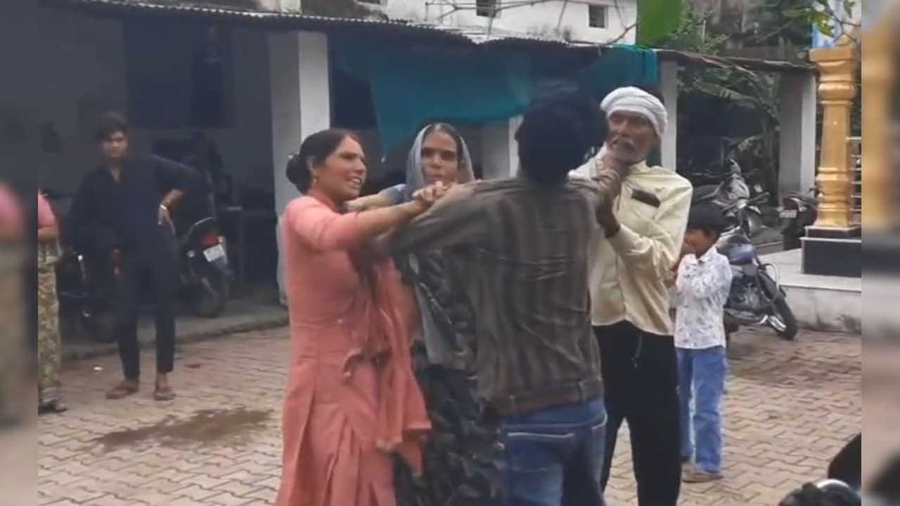 फैमिली कोर्ट में 'रिश्तों का रण'! ससुर-दामाद के बीच जमकर चले लात-घूंसे, पेशी के दौरान हुआ विवाद