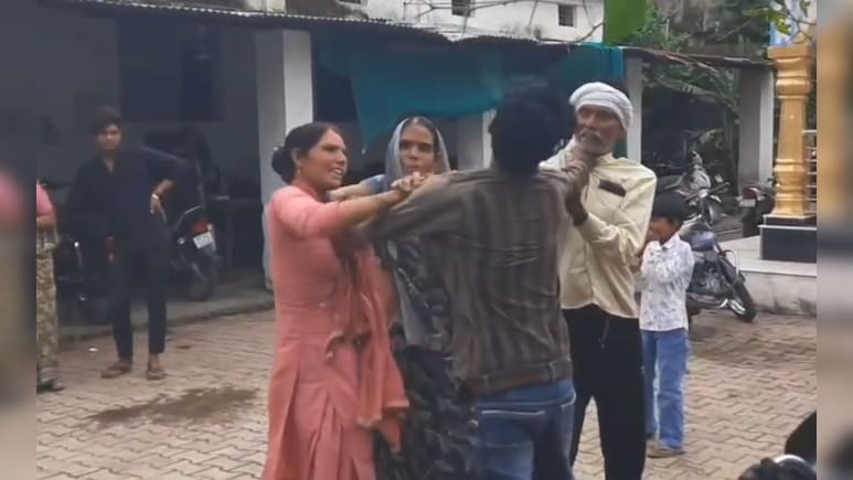 फैमिली कोर्ट में 'रिश्तों का रण'! ससुर-दामाद के बीच जमकर चले लात-घूंसे, पेशी के दौरान हुआ विवाद