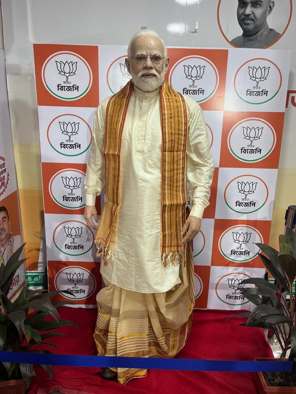 बंगाली परिधान में पीएम मोदी की मोम की प्रतिमा बंगाली परिधान में पीएम मोदी की मोम की प्रतिमा