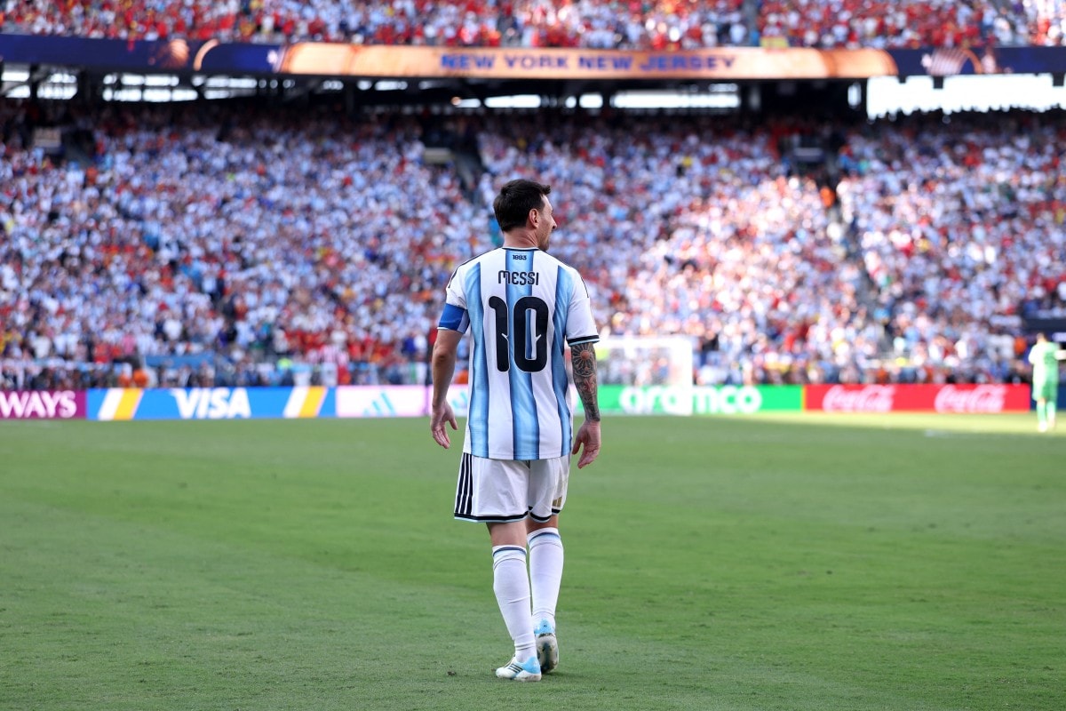 Argentina football matches pause for 10 minutes to honor Lionel Messi
