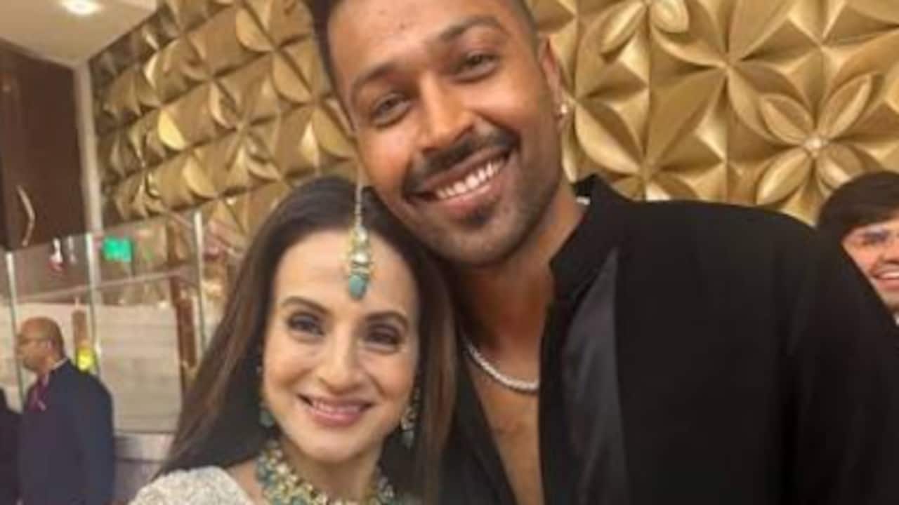 'Surely You Don't Have A Girl': Ameesha Patel Slams Internet User Over Dating Rumours With Cricketer Hardik Pandya