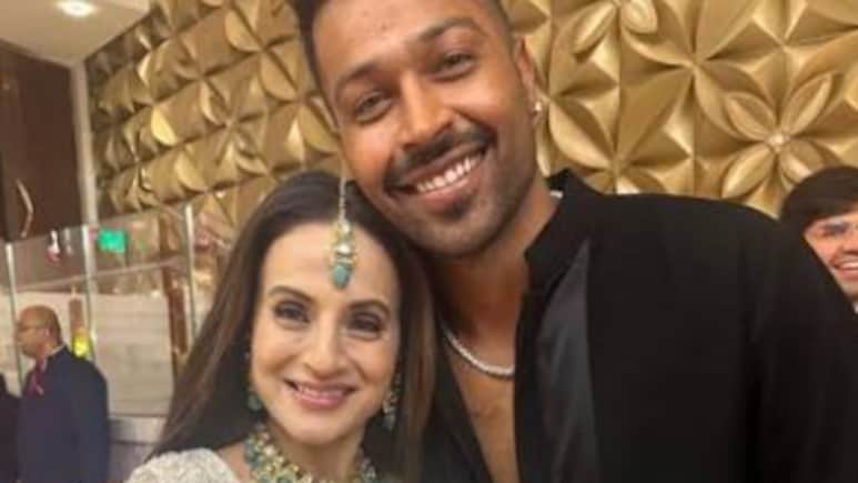 'Surely You Don't Have A Girl': Ameesha Patel Slams Internet User Over Dating Rumours With Cricketer Hardik Pandya