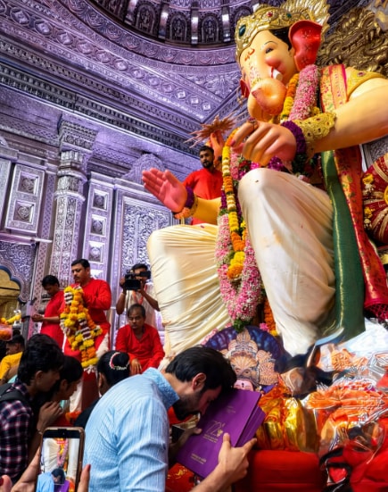 Kartik Aaryan visits Lalbaugcha Raja with his first National Award