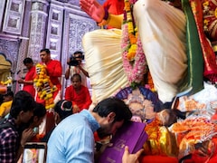 Kartik Aaryan Seeks Blessings At Lalbaugcha Raja With His First National Award In Hand
