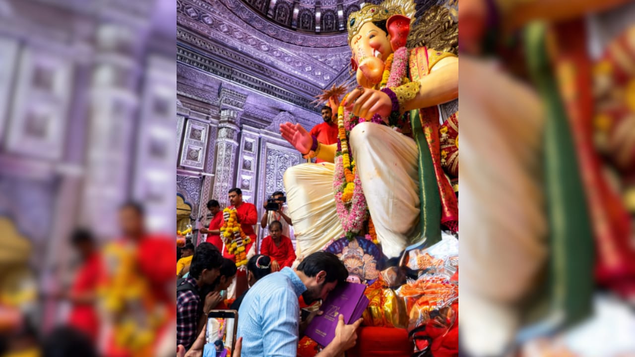 Kartik Aaryan Seeks Blessings At Lalbaugcha Raja With His First National Award In Hand