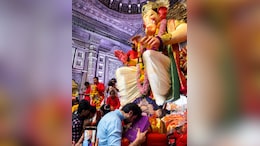 Kartik Aaryan Seeks Blessings At Lalbaugcha Raja With His First National Award In Hand