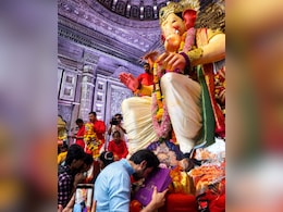 Kartik Aaryan Seeks Blessings At Lalbaugcha Raja With His First National Award In Hand