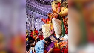 Kartik Aaryan Seeks Blessings At Lalbaugcha Raja With His First National Award In Hand
