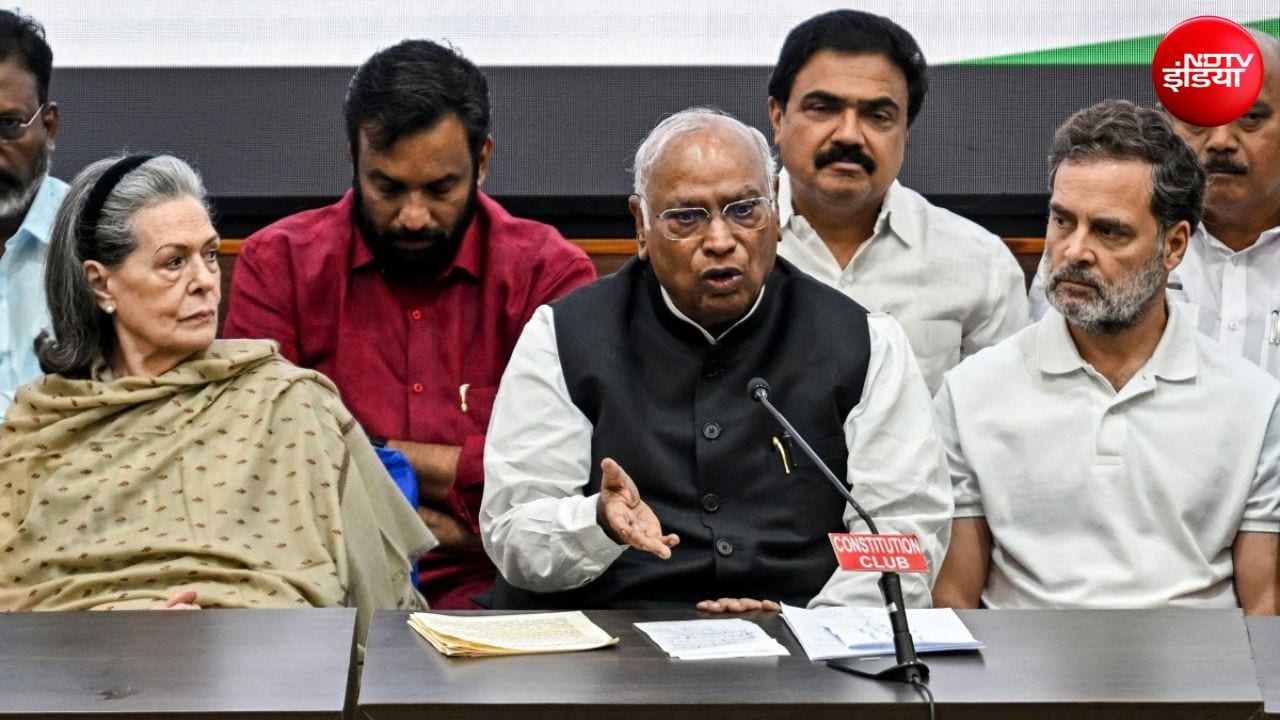 इंडिया गठबंधन की प्रेस कांफ्रेंस में सोनिया गांधी की कुर्सी थी गायब, मच गई भगदड़-VIDEO