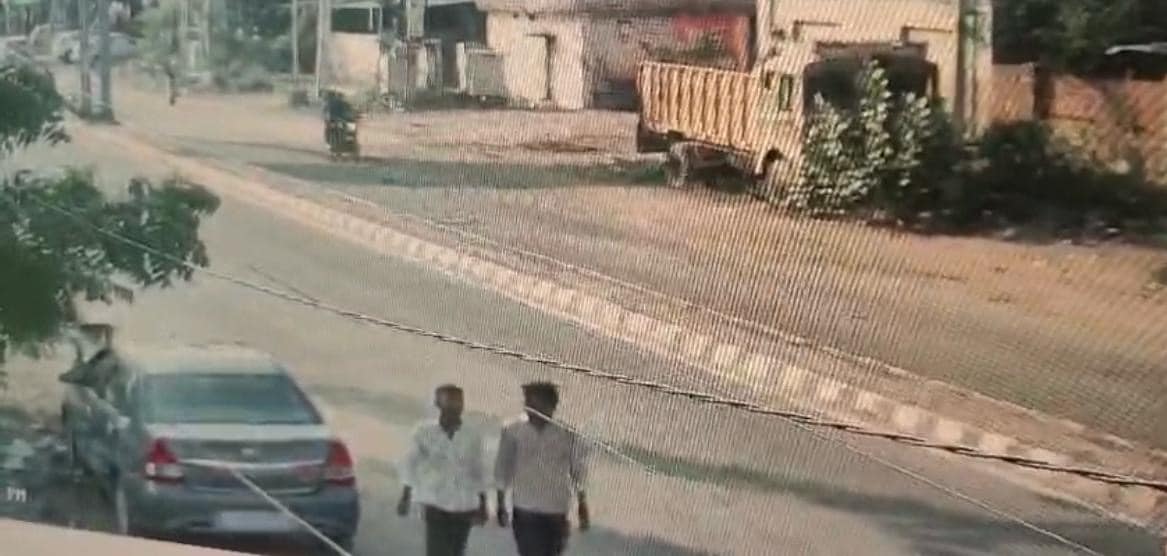 रेकी करते हुए आरोपी
