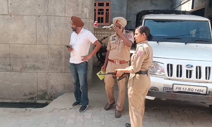 घटनास्थल पर छानबीन के लिए पहुंची पंजाब पुलिस की टीम. घटनास्थल पर छानबीन के लिए पहुंची पंजाब पुलिस की टीम.