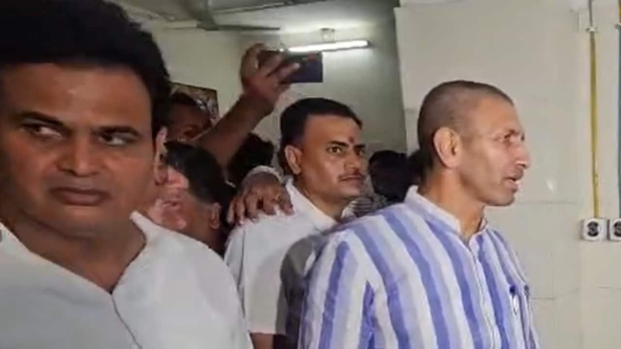 सागर में मरीजों से मिले कांग्रेस प्रदेश अध्‍यक्ष जीतू पटवारी. 