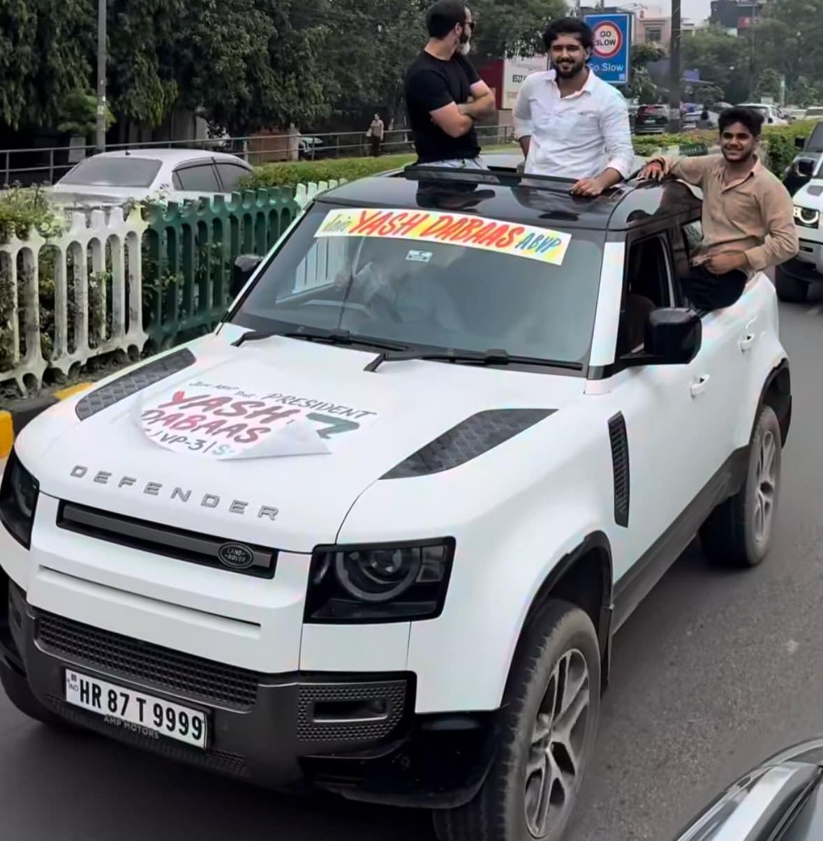 लग्जरी गाड़ियों से किया गया चुनाव प्रचार. लग्जरी गाड़ियों से किया गया चुनाव प्रचार.