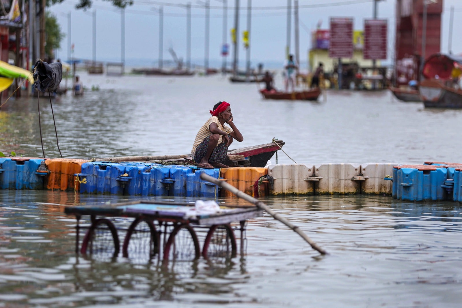 UP Flood: प्रयागराज में बाढ़ से बढ़ी परेशानी UP Flood: प्रयागराज में बाढ़ से बढ़ी परेशानी