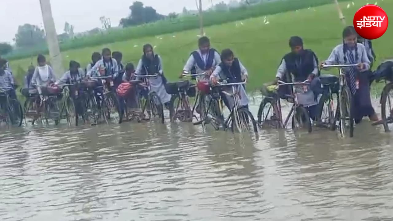 हरदोई में मूसलाधार बारिश से तालाब बनीं सड़कें, घुटनों तक भरा पानी, स्कूली बच्चे हो रहे परेशान