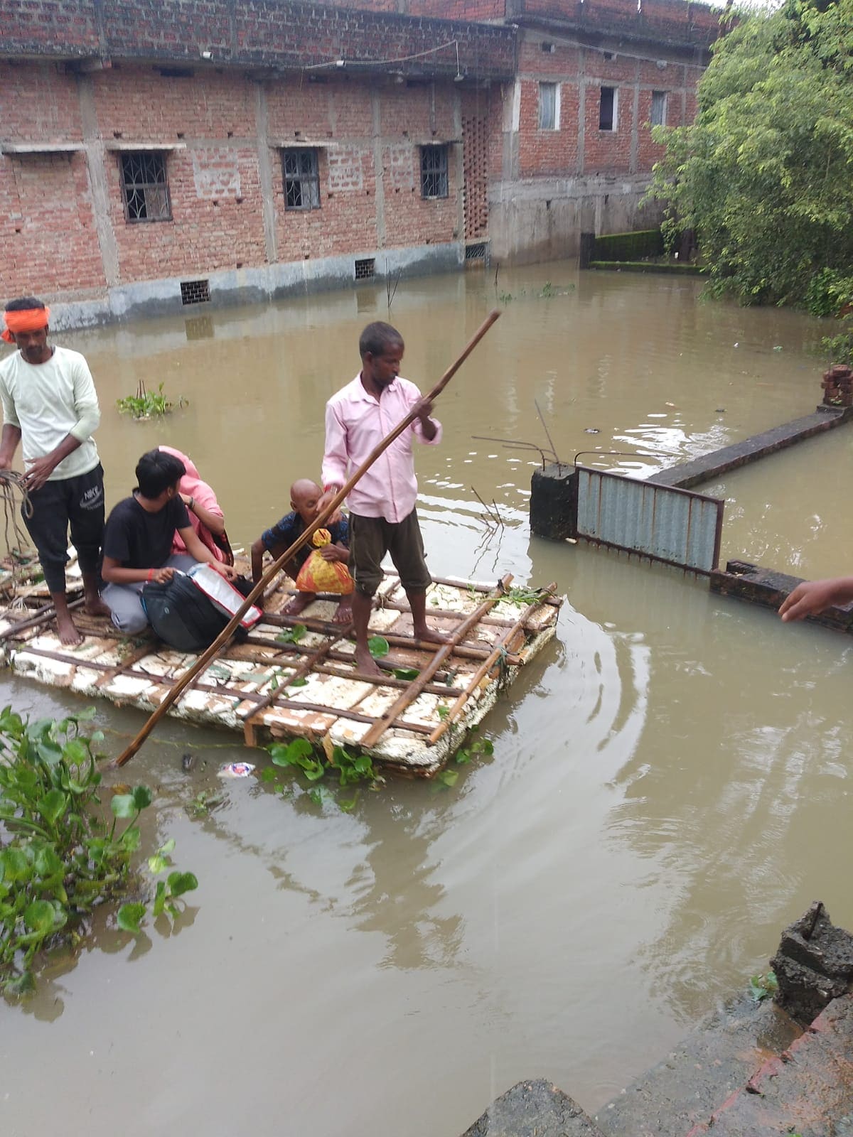 Bihar Flood: पलायन को मजबूर हुए ग्रामीण Bihar Flood: पलायन को मजबूर हुए ग्रामीण