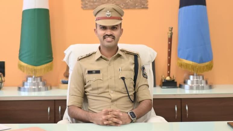 सरकारी स्&zwj;कूल से पढ़कर IPS बने सफीन हसन, अब गणपत&zwj;ि बप्&zwj;पा की भक्ति में डूबे गुजरात पुल&zwj;िस स&zwj;िंघम