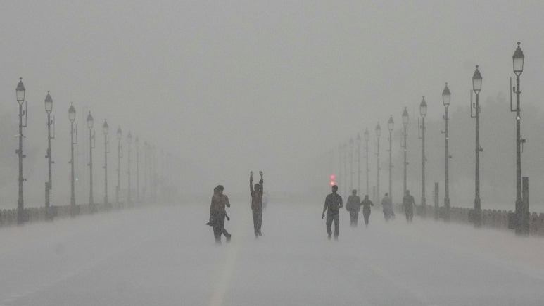 Heavy Rain Disrupts Delhi Airport Operations; Nine Flights Diverted, Over 400 Delayed