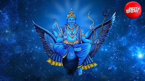 Shani Aur Vastu Ka Connection: शनि देव को प्रसन्न करने के लिए पूजा के साथ घर के वास्तु में करें ये 4 बदलाव, जानिए...