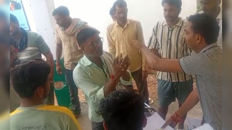 शिक्षा का सौदा! सरकारी स्कूल की 5 क्विंटल किताबें कबाड़ में बेचने निकले शिक्षक, ग्रामीणों ने किया हंगामा