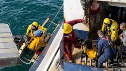 3 दिन बर्फीले समंदर में मौत से अकेले लड़ा 15 साल का बच्चा, पलटी नाव पर चिपके रह ऐसे बचाई जान