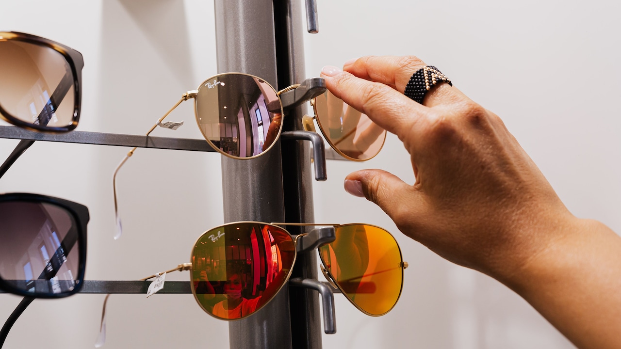 Using only one hand to open sunglasses can also twist the frame and cause damage Using only one hand to open sunglasses can also twist the frame and cause damage
