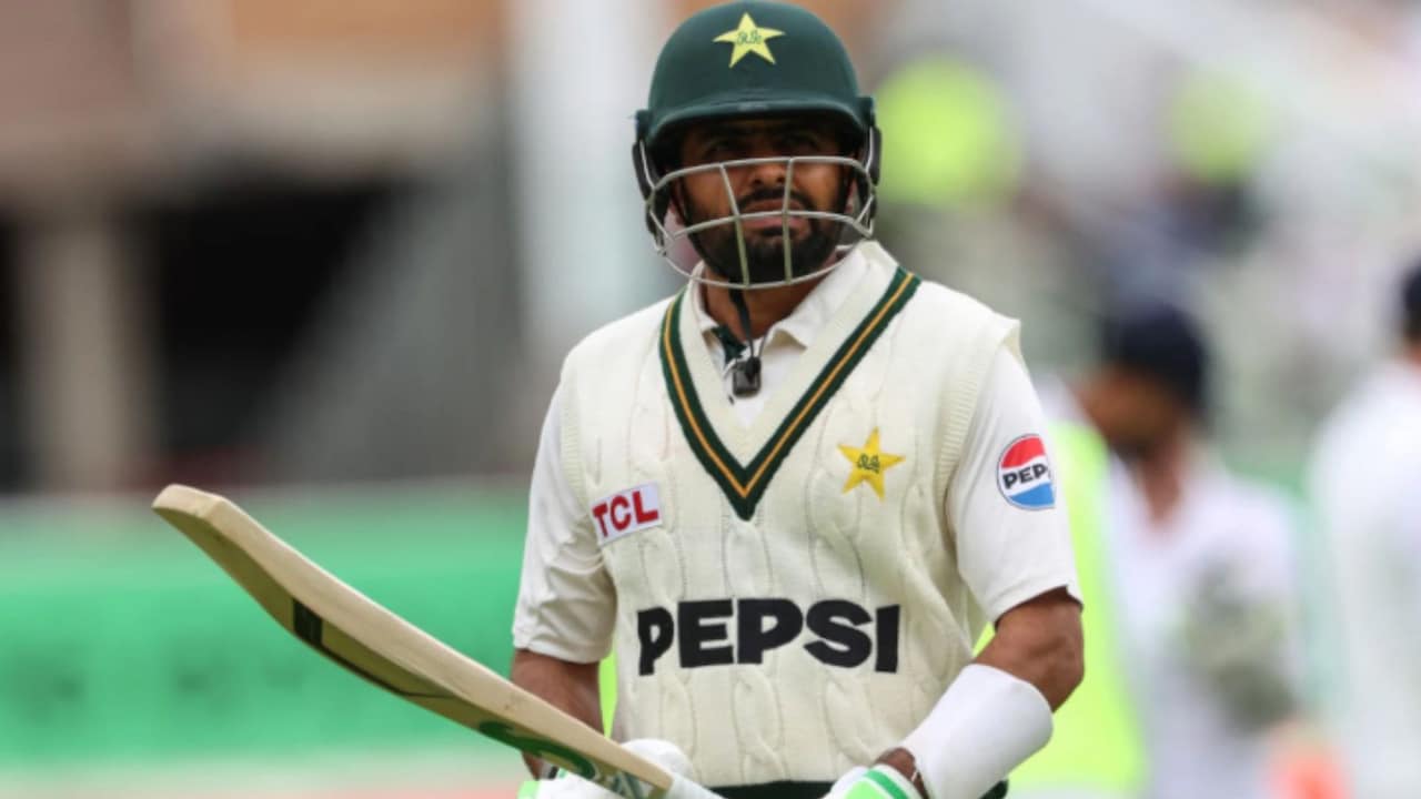 बाबर आजम के गले पड़ा बाउंसर, पहले इंग्लिश गेंदबाजों ने छकाया, अब उनके साथी दिखा रहे हैं आंखें