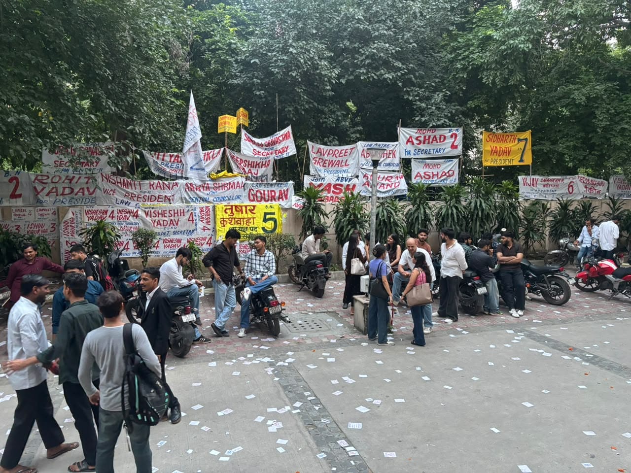 दिल्ली विश्वविद्यालय में जगह-जगह लगे पोस्टर. दिल्ली विश्वविद्यालय में जगह-जगह लगे पोस्टर.