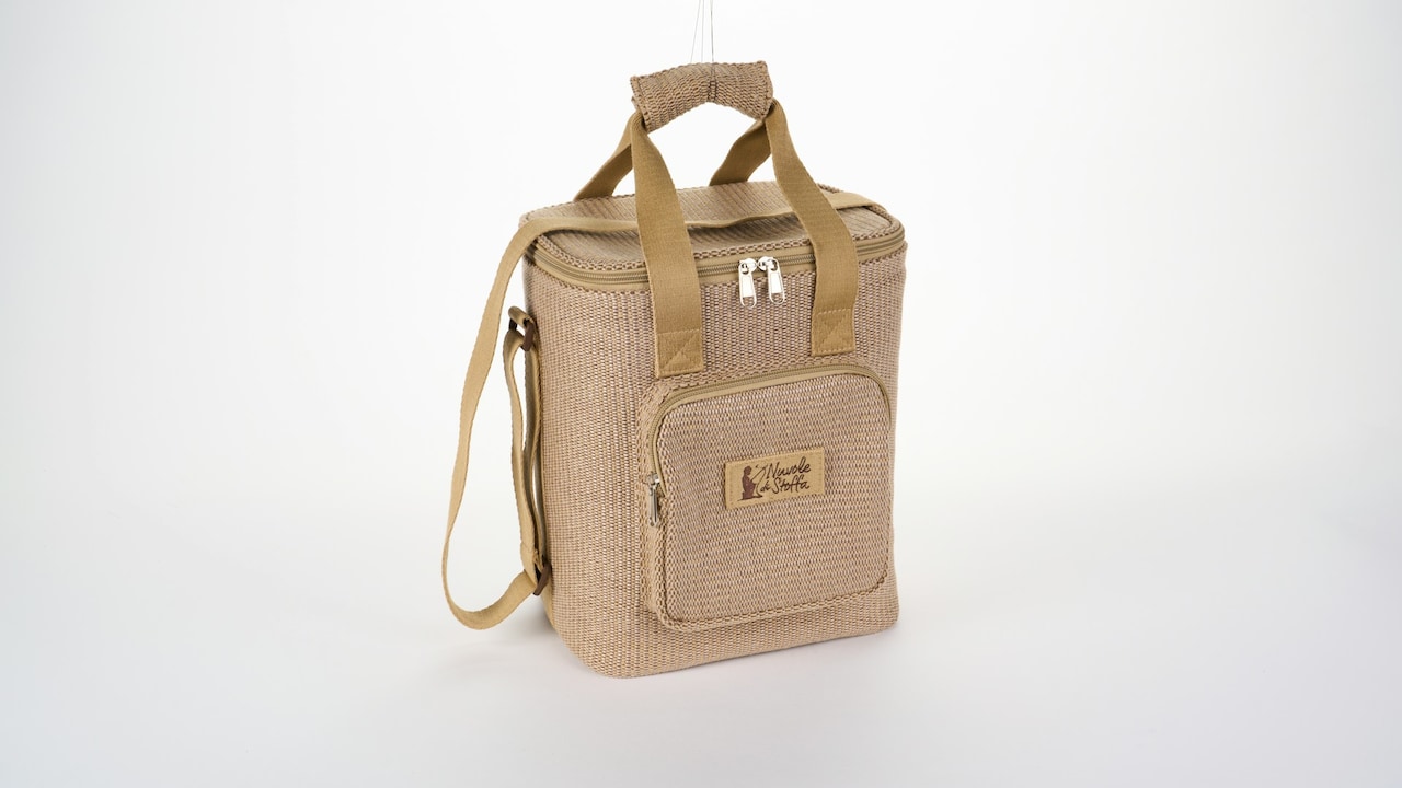 Durable lunch bags for everyday office commute and use