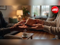 Vastu Tips: गिफ्ट में पर्स देते समय भूलकर भी न करें ये गलतियां, वरना बढ़ सकती है धन से जुड़ी परेशानियां