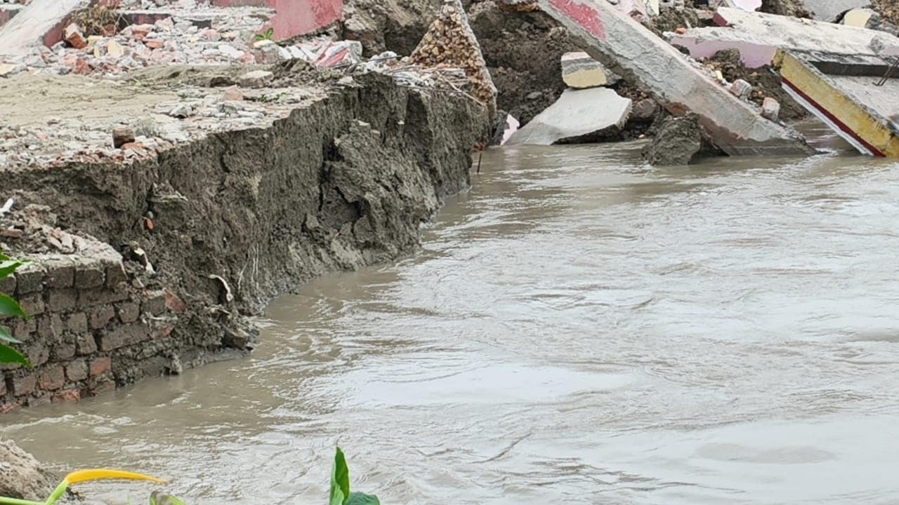 Bihar Flood: नदियों का कटाव Bihar Flood: नदियों का कटाव