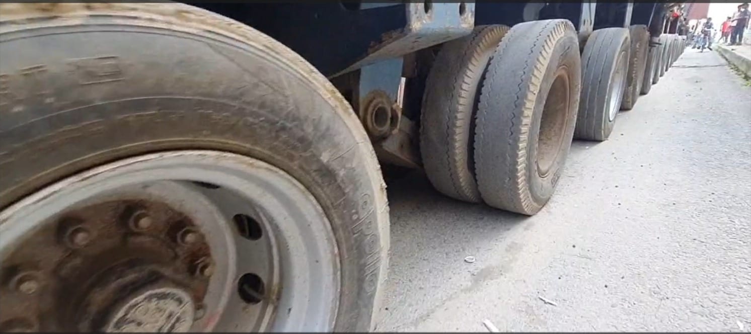 308 Wheel Truck: इस ट्रक पर लदे भारी वजन की वजह और रफ्तार काफी धीमी है. इसके टायरों की स्थिति देखकर अंदाजा लगाया जा सकता है. 308 Wheel Truck: इस ट्रक पर लदे भारी वजन की वजह और रफ्तार काफी धीमी है. इसके टायरों की स्थिति देखकर अंदाजा लगाया जा सकता है.