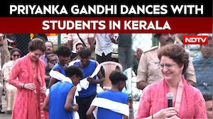 Kerala News | Priyanka Gandhi Dances with Students at Kerala School