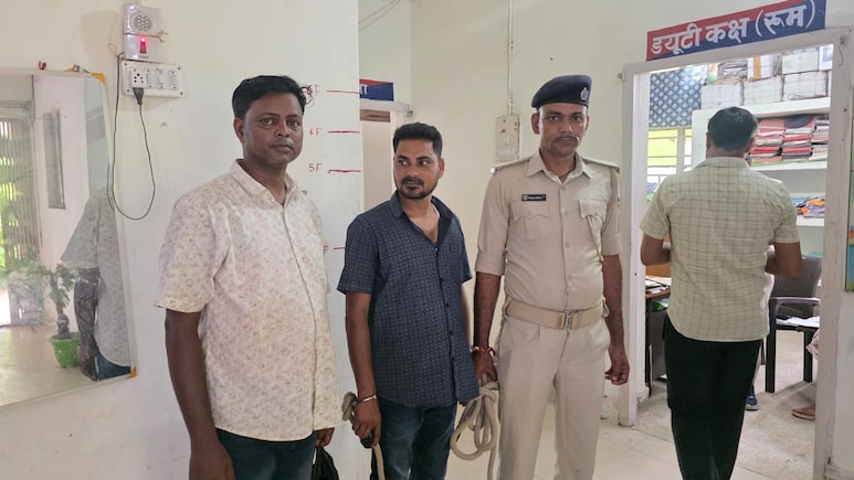 ब&zwj;िहार में फर्जी IPS ने मारी रेड: असली पुल&zwj;िस को क&zwj;िया गुमराह, पुलिसकर्मी को ही गाड़ी में बैठाए रखा