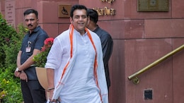 Ravi Kishan's Double Chin Reduction Tips: Is Chewing Tulsi Leaves Helpful? Know What Really Works