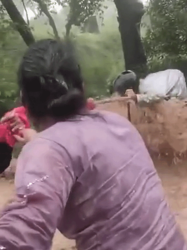 चंबा के उफनते नाले में फंसा था बाइक सवार, फरिश्ता बनकर पहुंचे परिवार ने ऐसे बचाई  जान, वीडियो | himachal Pradesh chamba Family saves life of man trapped in a  swollen drain