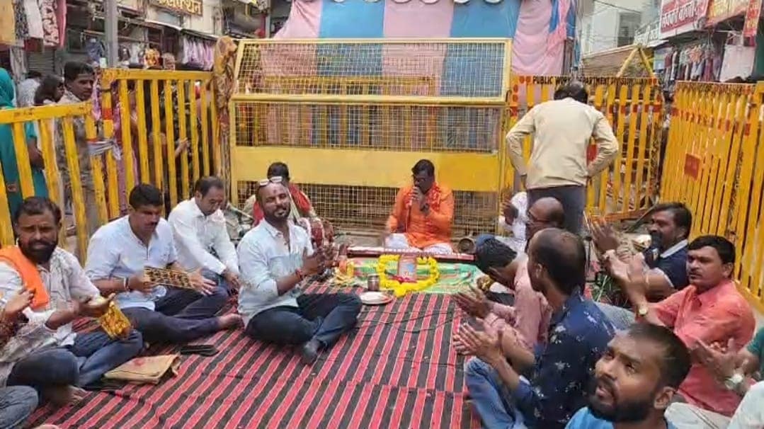 Ujjain Khade Hanuman Statue: अब प्रतिमा के सामने श्रद्धालु जुटने लगे हैं और भजन-कीर्तन भी शुरु हो चुका है. 