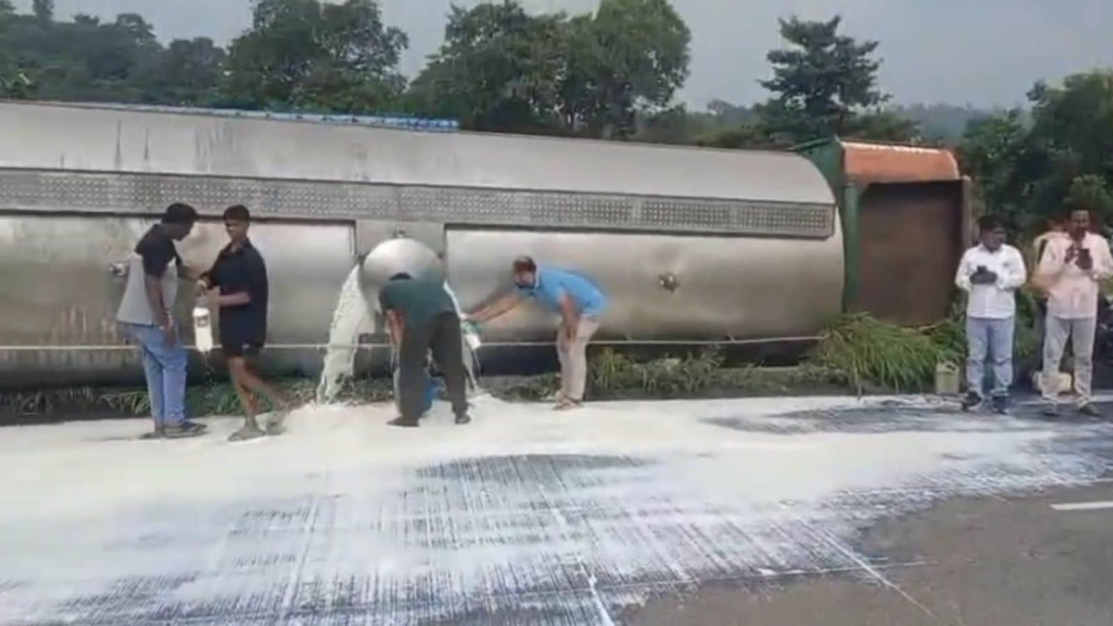 Milk Tanker Overturns on Mumbai-Ahmedabad Highway, Spills Milk on Road