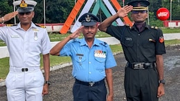 एक पर&zwj;िवार से तीनों सेनाओं में अफसर: 18वीं कोशिश में लेफ्टिनेंट बने हर्षदीप, पिता IAF, भाई नेवी में