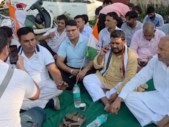 राजस्थान में चेयरमैन चुनाव से पहले 18 कांग्रेसी पार्षदों को हरियाणा पुलिस ने उठाया? कांग्रेस नेता दे रहे हैं धरना