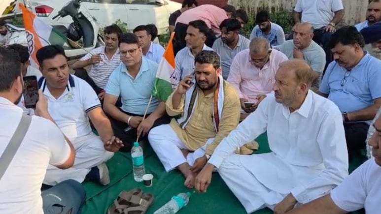 राजस्थान में चेयरमैन चुनाव से पहले 18 कांग्रेसी पार्षदों को हरियाणा पुलिस ने उठाया? कांग्रेस नेता दे रहे हैं धरना