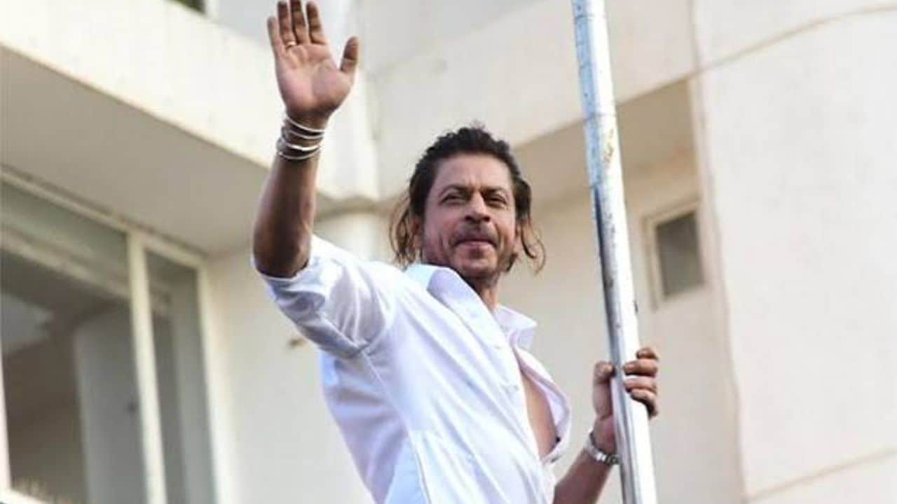 शाहरुख खान का फैन बोला बेच दो मन्नत अगर बालकनी में नहीं आना तो, किंग खान ने प्यार से दिया ये जवाब